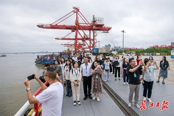 20240919--6---工作動態---工委宣傳部、長江日報、荊楚網---禮贊新中國 筑夢大武漢 這場參觀活動含“新”量十足1245 拷貝 20240919--6---工作動態---工委宣傳部、長江日報、荊楚網---禮贊新中國 筑夢大武漢 這場參觀活動含“新”量十足1245 拷貝