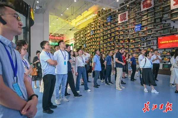 20240919--6---工作動態---工委宣傳部、長江日報、荊楚網---禮贊新中國 筑夢大武漢 這場參觀活動含“新”量十足1389 拷貝 20240919--6---工作動態---工委宣傳部、長江日報、荊楚網---禮贊新中國 筑夢大武漢 這場參觀活動含“新”量十足1389 拷貝